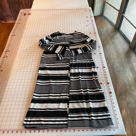 Olivia Rae size medium long oversized black & white horizontal stripped - Picture 14 of 16